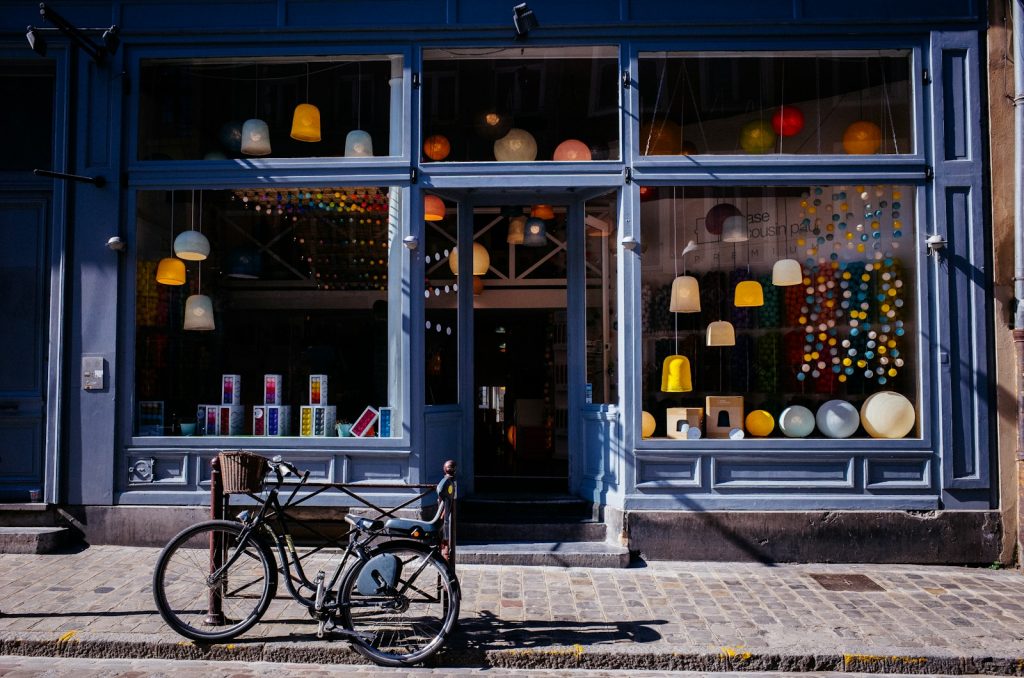 Comment habiller la vitrine de son magasin : vitrophanie, stickers ou lettrage ?