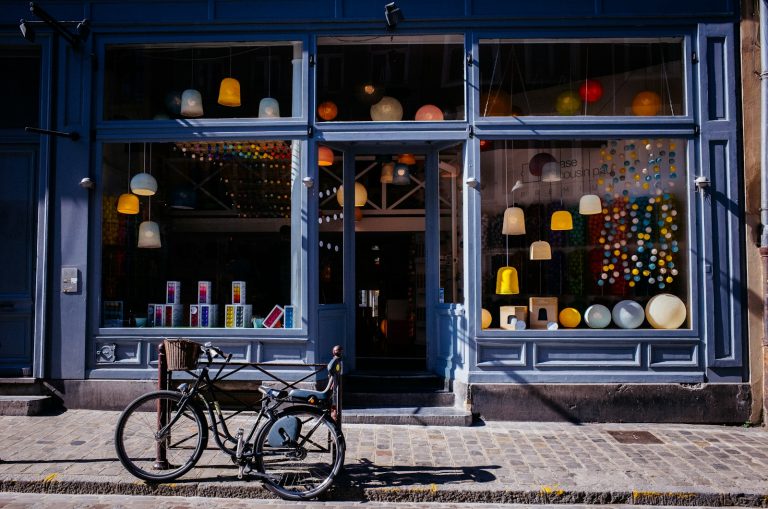 Comment habiller la vitrine de son magasin : vitrophanie, stickers ou lettrage ?